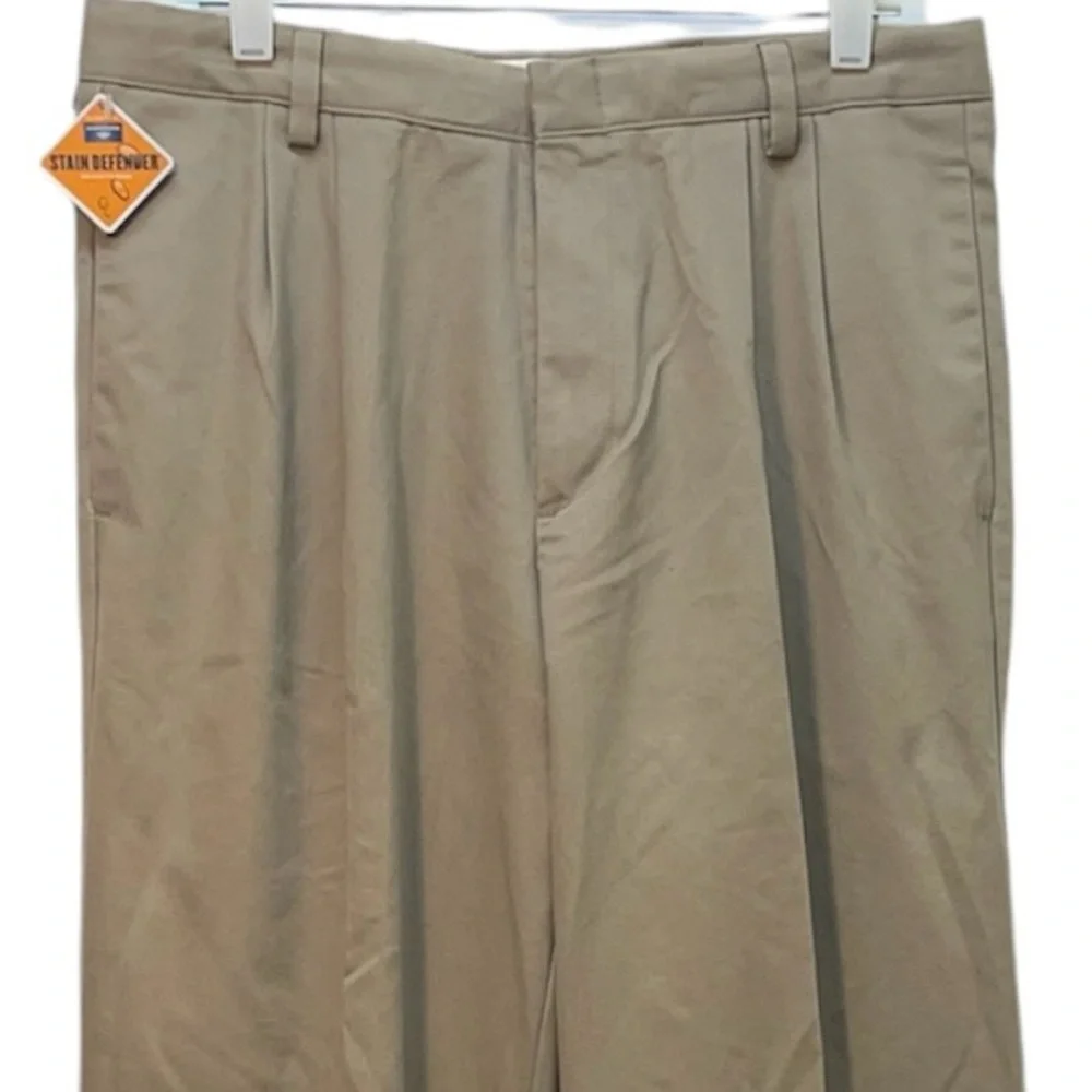 DOCKERS Men’s Khaki with Stain Defender Classic Fit Trousers Size‎ 33” x 34” NWT